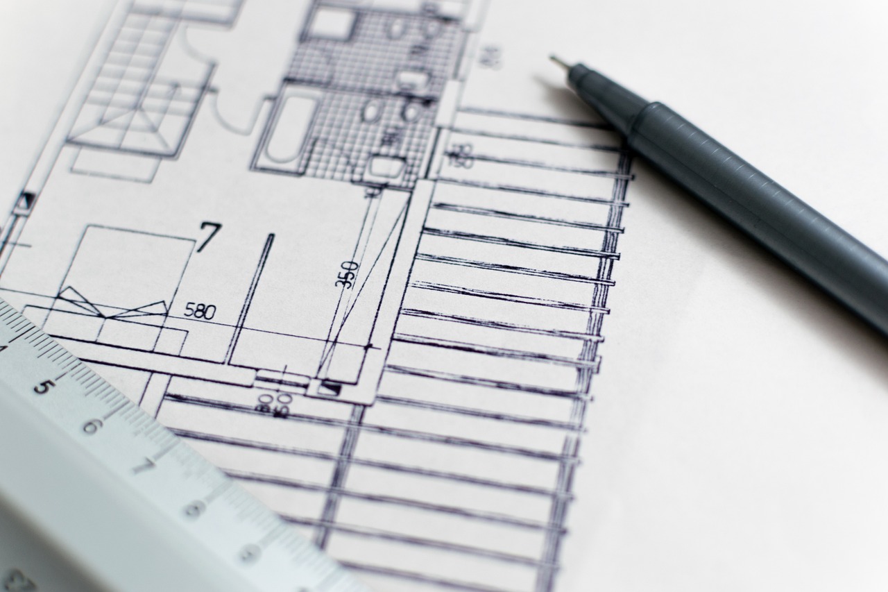 Permis de construire architecte : plan de construction dessiné au crayon